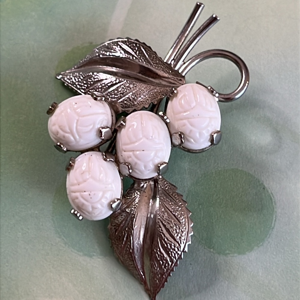 Lot of 4 vintage dainty brooches enamel, rhinestones, milk glass, embellishments - Picture 8 of 13